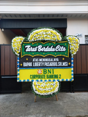 Papan Bunga Duka di Lamper Tengah