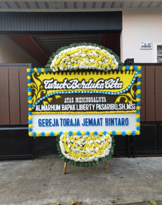 Papan Bunga Duka di Lamper Tengah